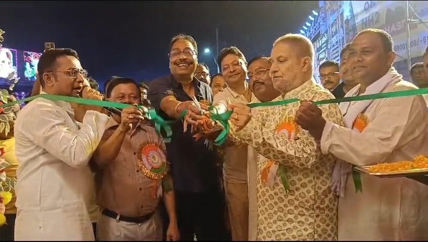 अंडाल प्रखंड के दक्षिण खंड में रानीगंज विधानसभा के विधायक तापस बनर्जी ने पूजा पंडाल का किया उद्घाटन।
