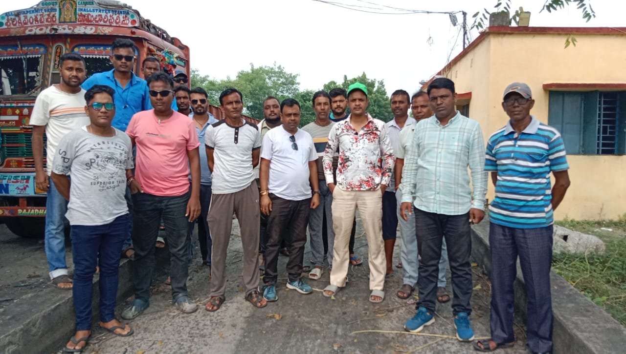 কুলটির রামনগর কলিয়ারীর ডেসপেচে কাজ বন্ধ করে বিক্ষোভ বেসরকারি নিরাপত্তা রক্ষীদের।