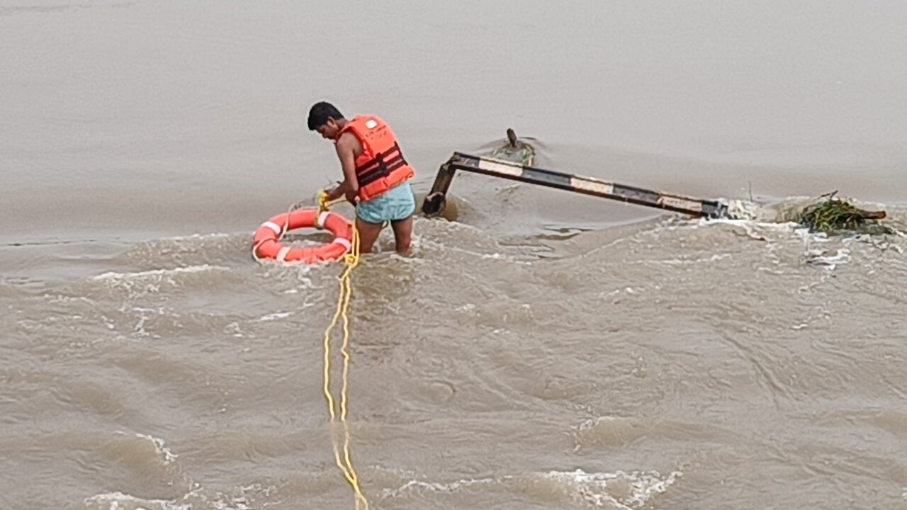 अंडाल के सिंघारण नदी में देबासिस दत्ता(बुबाई) नदी पार करने के दौरान नदी में समा गये।