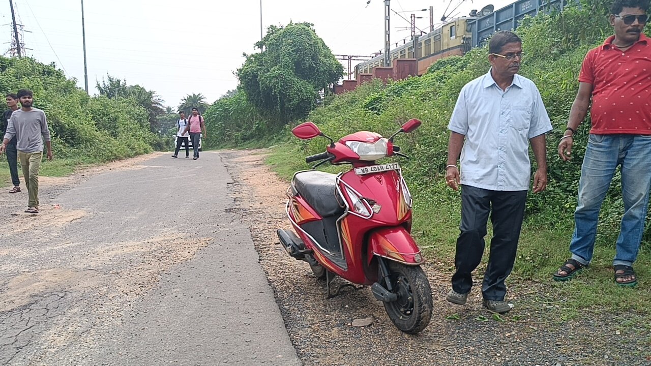 অন্ডালের নদী থেকে উদ্ধার হল একটি স্কুটি।