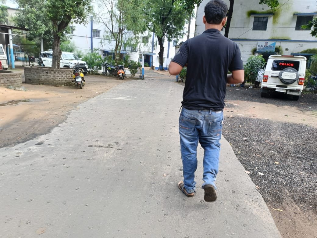 কাঁকসার বনকাটি এলাকা থেকে অজয় নদের পাড় থেকে বেআইনিভাবে বালি তুলে নেওয়ার অভিযোগ উঠলো বালি মাফিয়াদের বিরুদ্ধে।