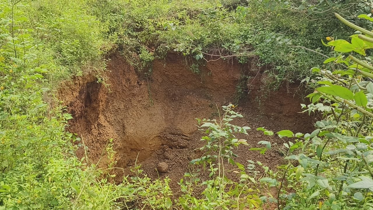 जामबाद मोड़ में एक बार फिर भू-धसांन होने से लोग दहशत में है।