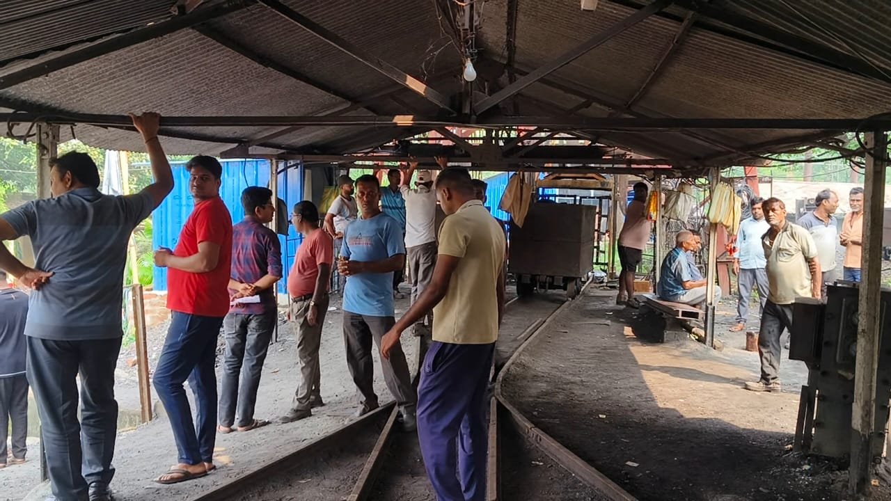 बिजली ना मिलने पर कोलियरी में प्रदर्शन।
