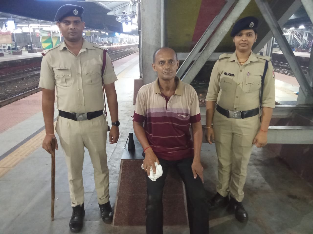 এক ব্যক্তিকে প্রাণে বাঁচালেন দুই রেল পুলিশের কর্মী।মৃত্যুর মুখ থেকে প্রাণ ফিরে পান ওই রেল যাত্রী।