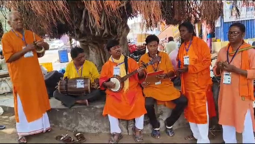 हरिपुर में बाउल गायकों ने डेंगू की रोकथाम के लिए चलाया जागरुकता।