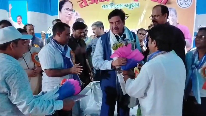पांडवेश्श्वर ब्लॉक के छोरा अंचल तृणमूल कांग्रेस की ओर से बंकोला में वस्त्र वितरण।