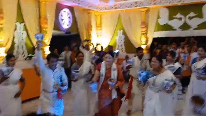 बंगाल के सबसे बड़े त्योहार को बॉयकट कर उत्सव मना रही है भाजपा और सीपीएम, शिवदासन दासु,पूजा पंडाल मे भाजपा विधायक अग्निमित्रा पाल के धुंची डांस को देख बोले तृणमूल नेता