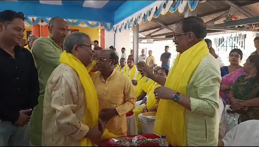 बर्नपुर के शिव स्थान मंदिर प्रांगण में पगड़ी वितरण का कार्यक्रम हुआ है इस मौके पर यहां आसनसोल उत्तर के विधायक और राज्य के कानून तथा श्रम मंत्री मलय घटक मुख्य अतिथि के रूप में उपस्थित थे