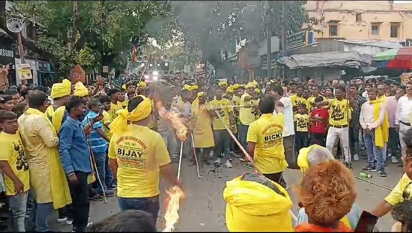आज बर्नपुर में मां दुर्गा की प्रतिमाओं का विसर्जन किया गया इस मौके पर बड़ी संख्या में श्रद्धालु इस कार्यक्रम सम्मिलित हुए ढाक ढोल की धुन पर नाचते गातें हजारों की संख्या में श्रद्धालु विसर्जन के दौरान उपस्थित