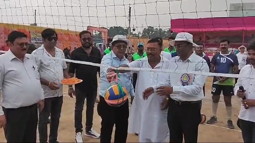 सोनपुर बजारी एरिया में ईसीएल के दो दिवसीय इंटर एरिया वाॅली बाॅल टूर्नामेंट का शुभारंभ डीटी निलाद्री राय ने किया।