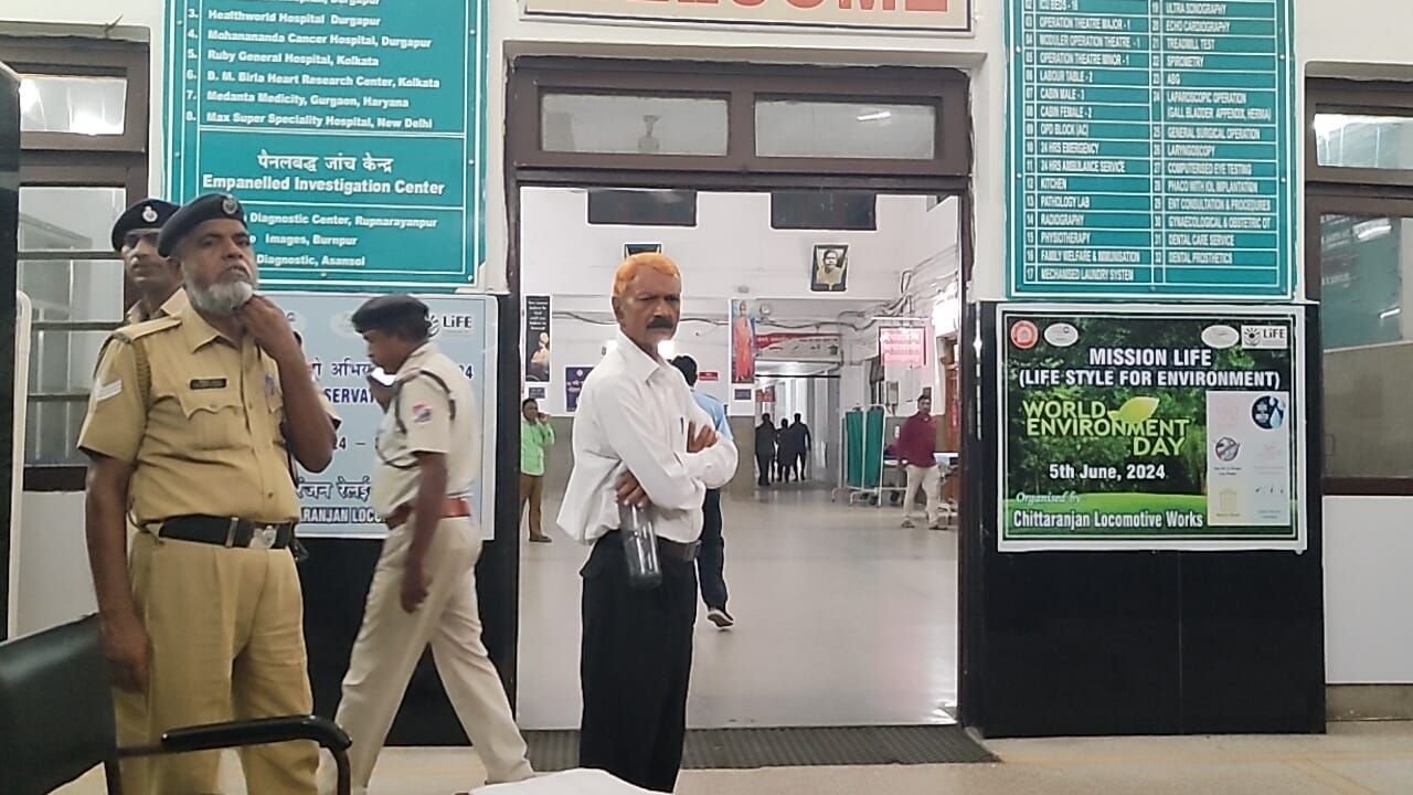 चित्तरंजन में रेलवे आवास से रेलकर्मी का शव बरामद किया गया. मंगलवार शाम करीब सात बजे एरिया-5 के रोड नंबर 37 स्थित रेलवे आवास 41/ए के शौचालय से रेलकर्मी ओमप्रकाश वाल्मिकी का शव बरामद हुआ था.
