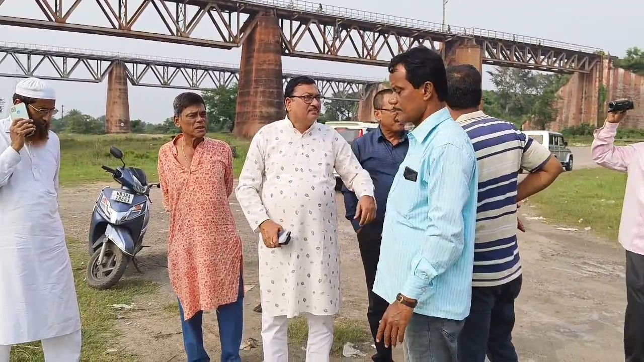 বার্ণপুরের ছট ঘাট পরিদর্শনে মেয়র পরিষদের সদস্যরা এবং আধিকারিকরা।