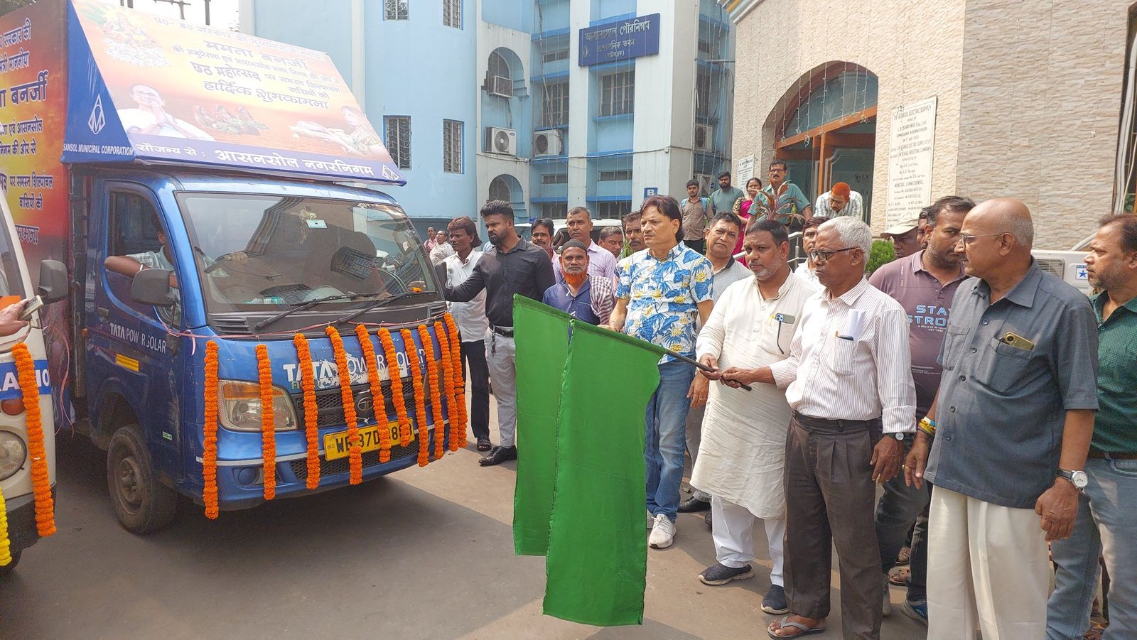 छठ पूजा के उपलक्ष पर आज आसनसोल नगर निगम की तरफ से पांच टैबलो रवाना किए गए आसनसोल नगर निगम के मेयर विधान उपाध्याय द्वारा इन टैबलों को रवाना किया गया