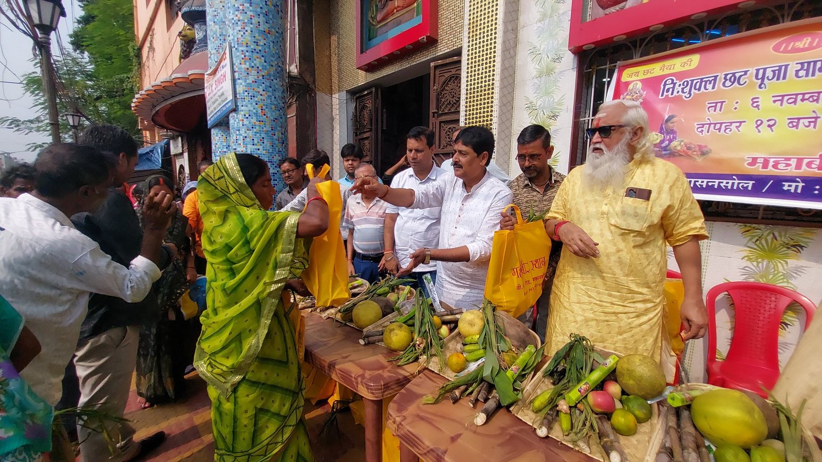 छठ पूजा को देखते हुए आज आसनसोल महावीर स्थान सेवा समिति की तरफ से छठव्रतियों के बीच छठ सामग्री का वितरण किया गया उपस्थित चेयरमेन नगर निगम