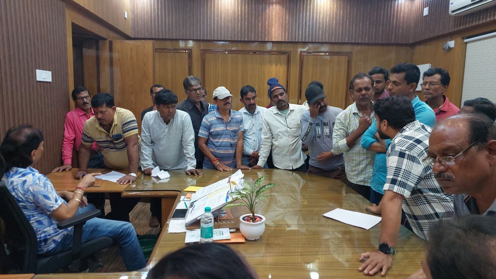 বেতন বৃদ্ধির দাবিতে বিক্ষোভ প্রদর্শন আসানসোল পৌরনিগমের বিদ্যুৎ দপ্তরের কর্মীদের।