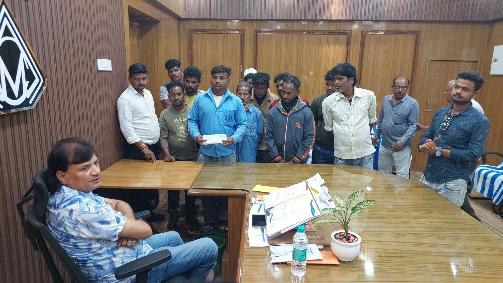 आसनसोल नगर निगम अंतर्गत विभिन्न इलाकों के स्ट्रीट लाइट मैनेजमेंट से जुड़े कर्मचारियों ने आज मेयर विधान उपाध्याय से मुलाकात की और अपनी वेतन वृद्धि