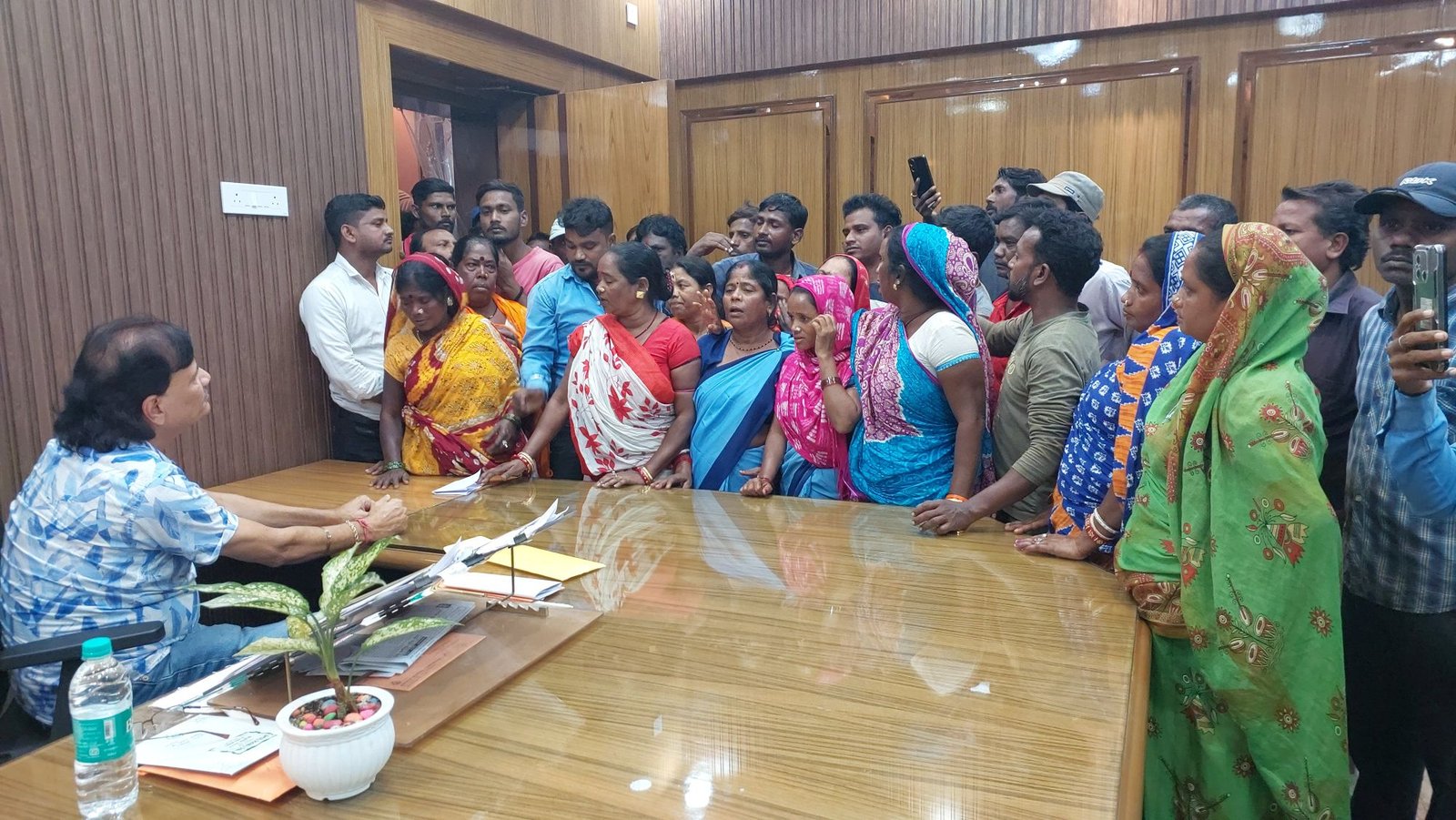 अपनी वेतन वृद्धि की मांग को लेकर आज आसनसोल नगर निगम के सेनेटरी विभाग के कर्मियों ने नगर निगम पहुंचकर मेयर विधान उपाध्याय से मुलाकात