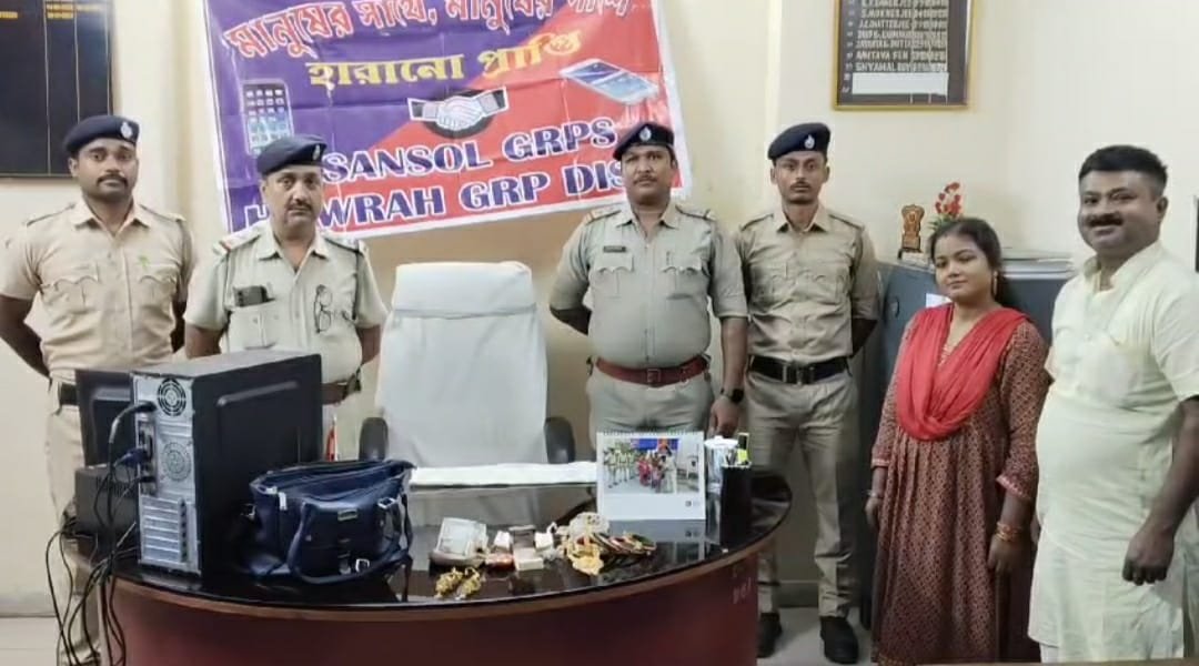 আসানসোল রেল পুলিশের তৎপরতা / পূর্বা এক্সপ্রেসে সোনার গয়না ও নগদ টাকা সহ মহিলা যাত্রীর খোয়া যাওয়া হ্যান্ডব্যাগ উদ্ধার