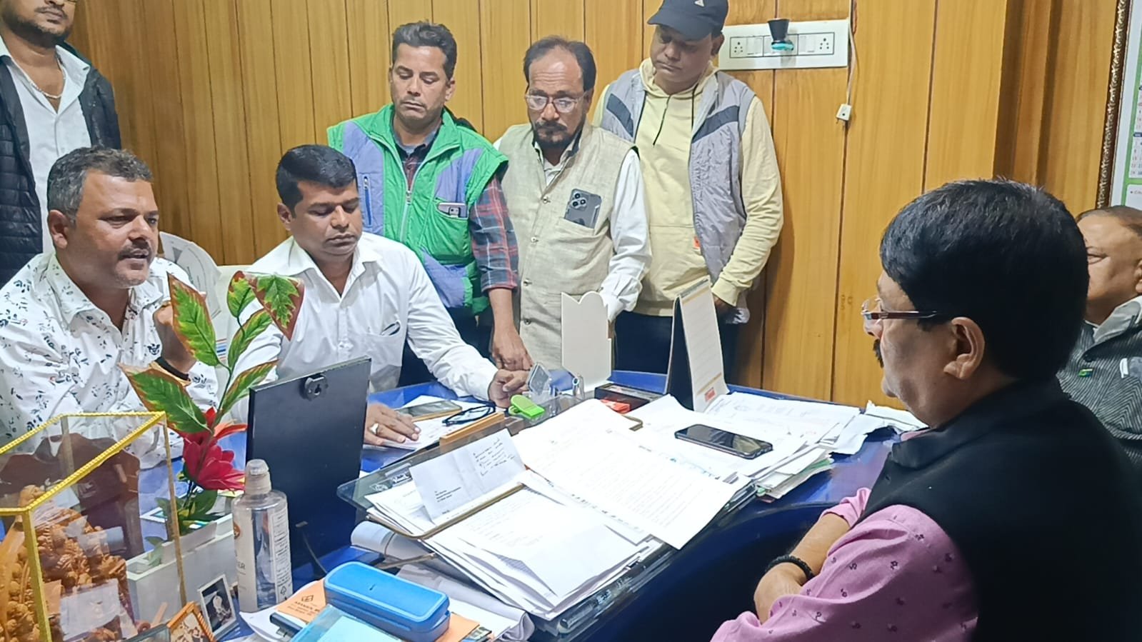 आसनसोल शहर के विभिन्न समस्याओं को लेकर आज आसनसोल साउथ ब्लॉक कांग्रेस की तरफ से नगर निगम को ज्ञापन सोपा गया नगर निगम के मेयर विधान उपाध्याय को ज्ञापन सौंपना