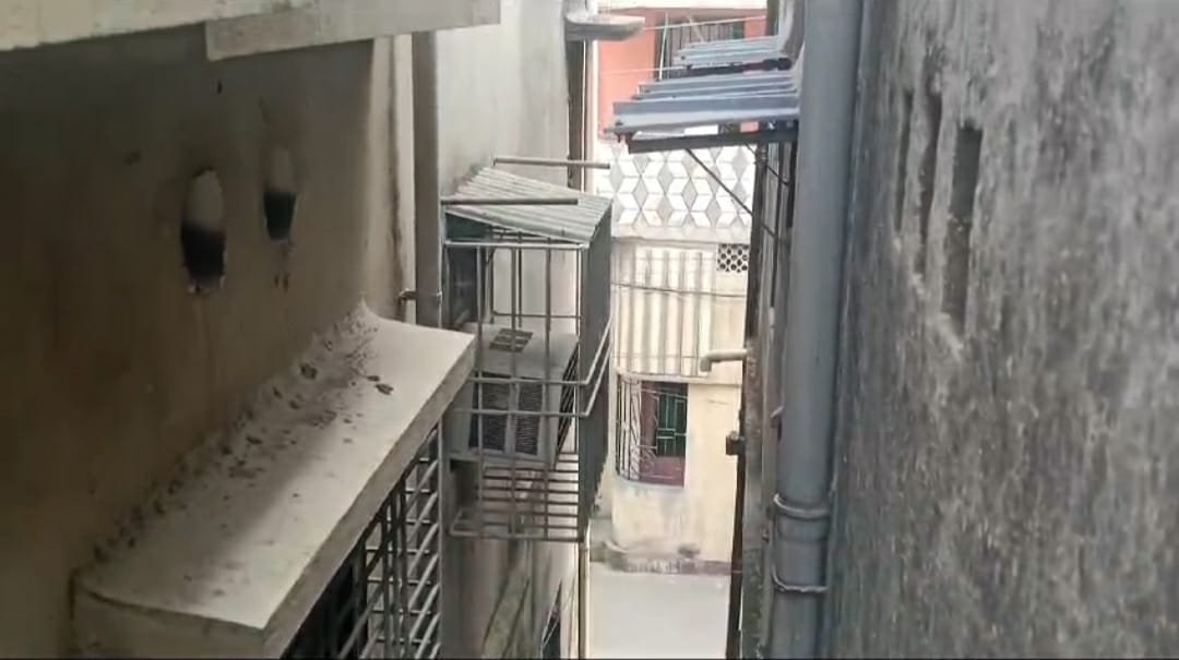 बर्नपुर के शांति नगर निवासी शिखा राय ने आसनसोल नगर निगम के टाउन प्लानर सोमेंद्र राय पर आरोप लगाया है