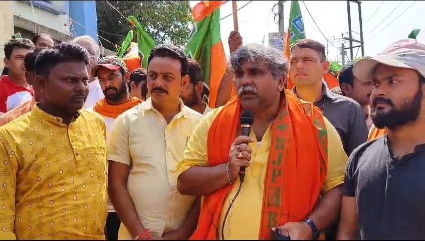 बी.जे.पी कार्यकर्त्ता पर हो रहे हमला का विरोध करने अंडाल थाना पहुंचे जितेंद्र कुमार तिवारी।