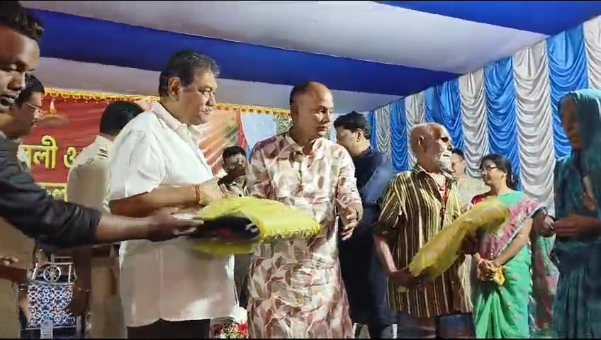 कालिपूजा के शुभ अवसर पर उखड़ा आउटपोस्ट की ओर से कंबल वितरण।