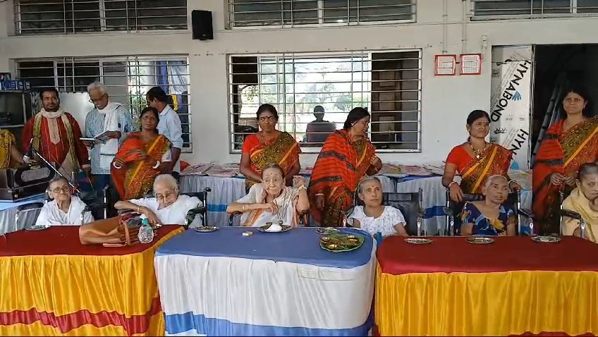 वृद्धाश्रम में रहने वालों के बीच भाईफोटा का आयोजन किया गया।