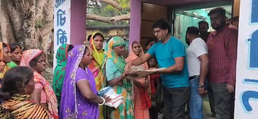 समाजसेवी अजित मिश्रा ने छठ व्रतियों को सुप दौरा वितरण किया।