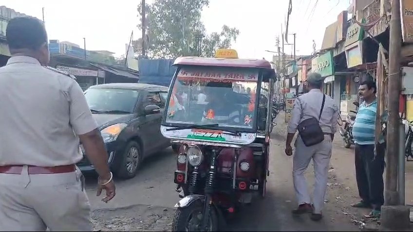 ट्रैफिक पुलिस की जांच अभियान में कई अवैध टोटो पकड़े गये.