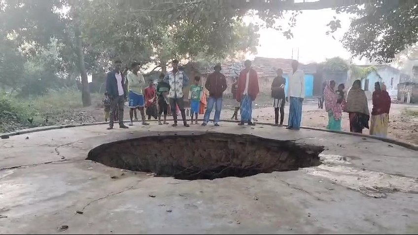 আবার ধসে তলিয়ে গেল আস্ত একটি কুয়ো। শনিবার রাত্রি নটা নাগাদ ঘটনাটি ঘটে খান্দরা গ্রাম পঞ্চায়েতের সিদুলি গ্রামের বিন পাড়া এলাকায়।