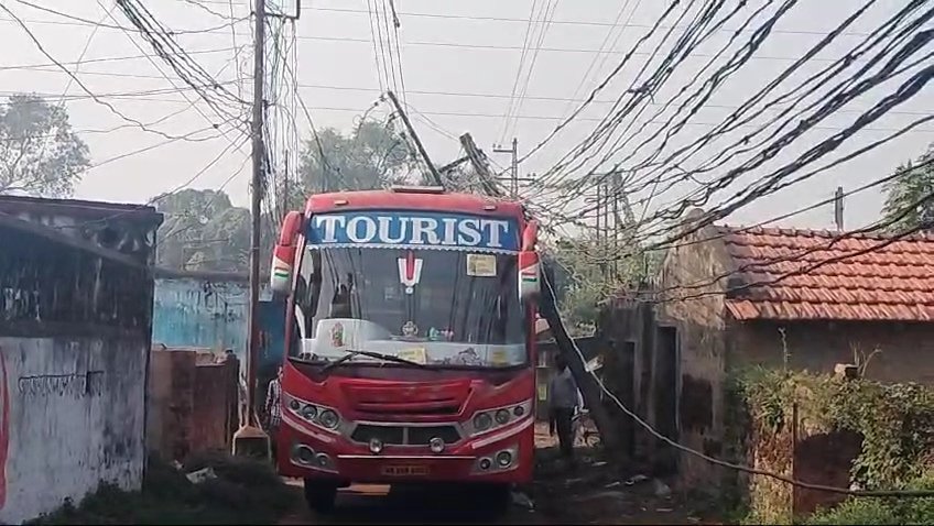 बराती से भरा बस बिजली के खंबे से टकराई बाल बाल बचे सभी।