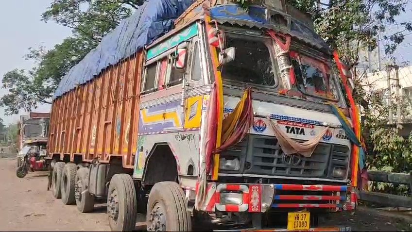 अंडाल थाना क्षेत्र के टाॅपलाईन के पास सीआईएसएफ और एरिया सिक्यूरिटी की टीम ने अवैध कोयला से भरा हाईवा ट्रक पकडा।