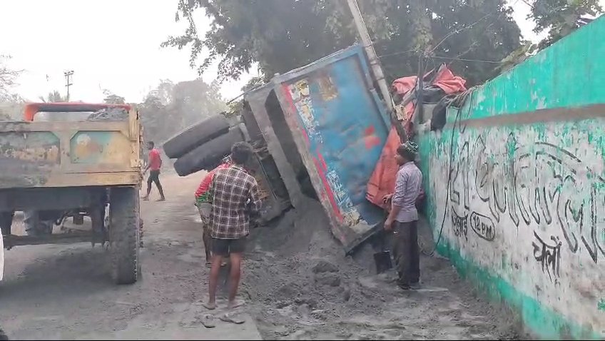 छौरा 7/9 पीट कोलियरी इलाके में छाई से भरा डंफर घर पर पलटा बाल बाल बचे।