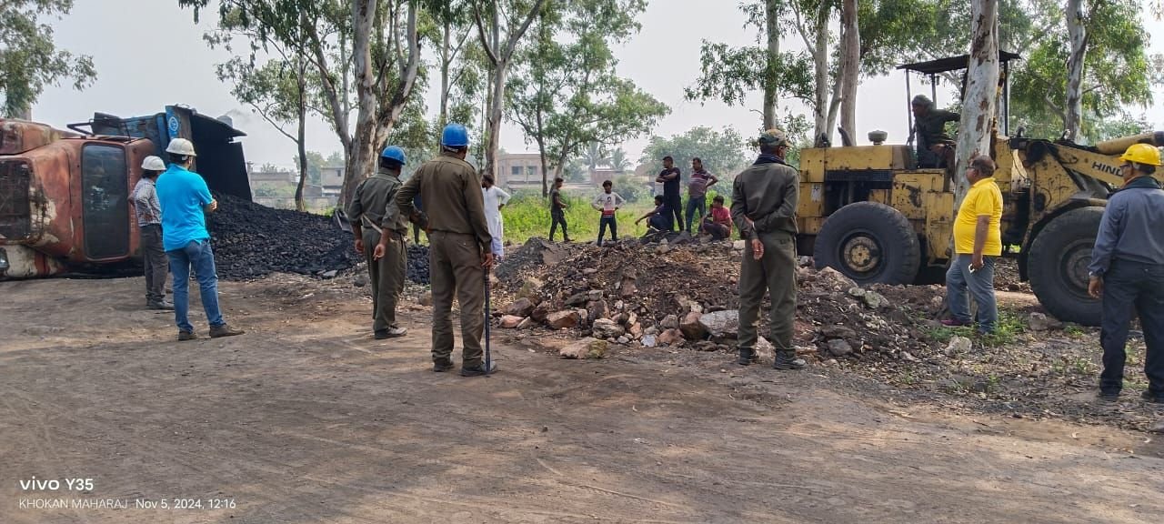বারাবনিতে নিয়ন্ত্রণ হারিয়ে উল্টালো কয়লা বোঝাই ডাম্পার