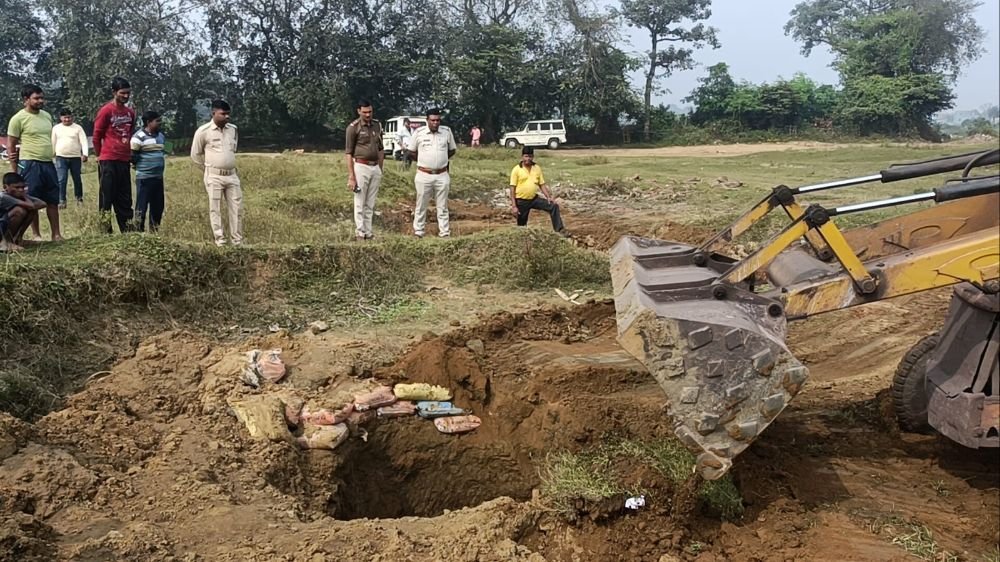 রানীগঞ্জের বড়দই এলাকায় গজিয়ে ওঠা প্রায় আটটি অবৈধ কয়লা খনিমুখে কয়লা তোলার আগেই সেই সকল কয়লা খনির মুখগুলিকে ভরাট করে দিতে তৎপর হলো ADPC রানীগঞ্জ থানার