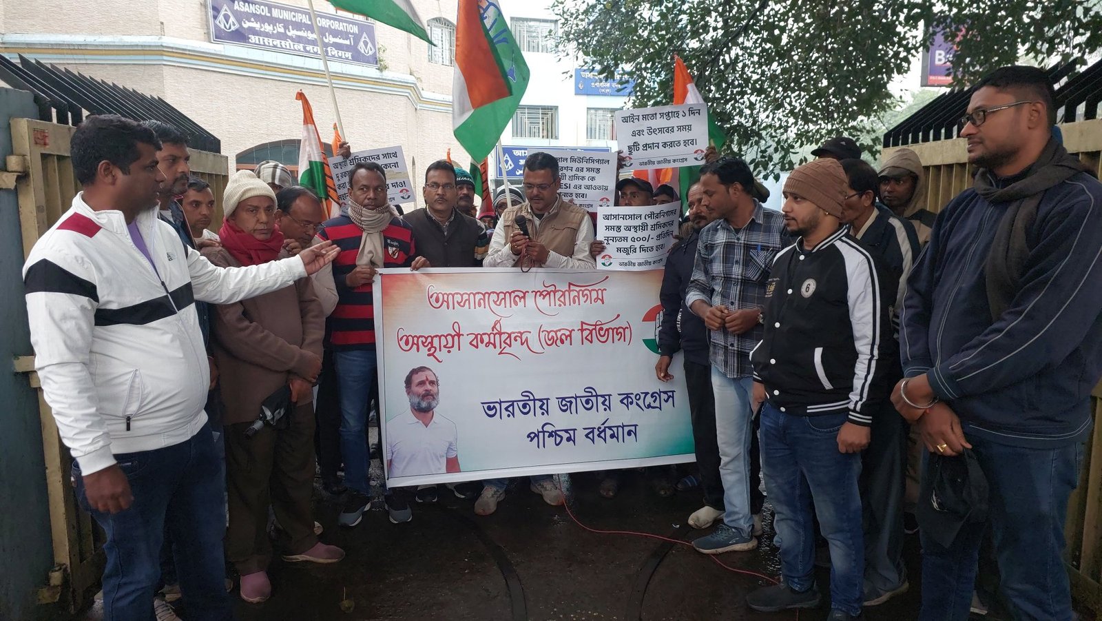 সাফাই কর্মীদের বিভিন্ন দাবি নিয়ে কংগ্রেসের ডেপুটেশন, ডেপুটি মেয়রের কাছে স্মারকলিপি জমা।