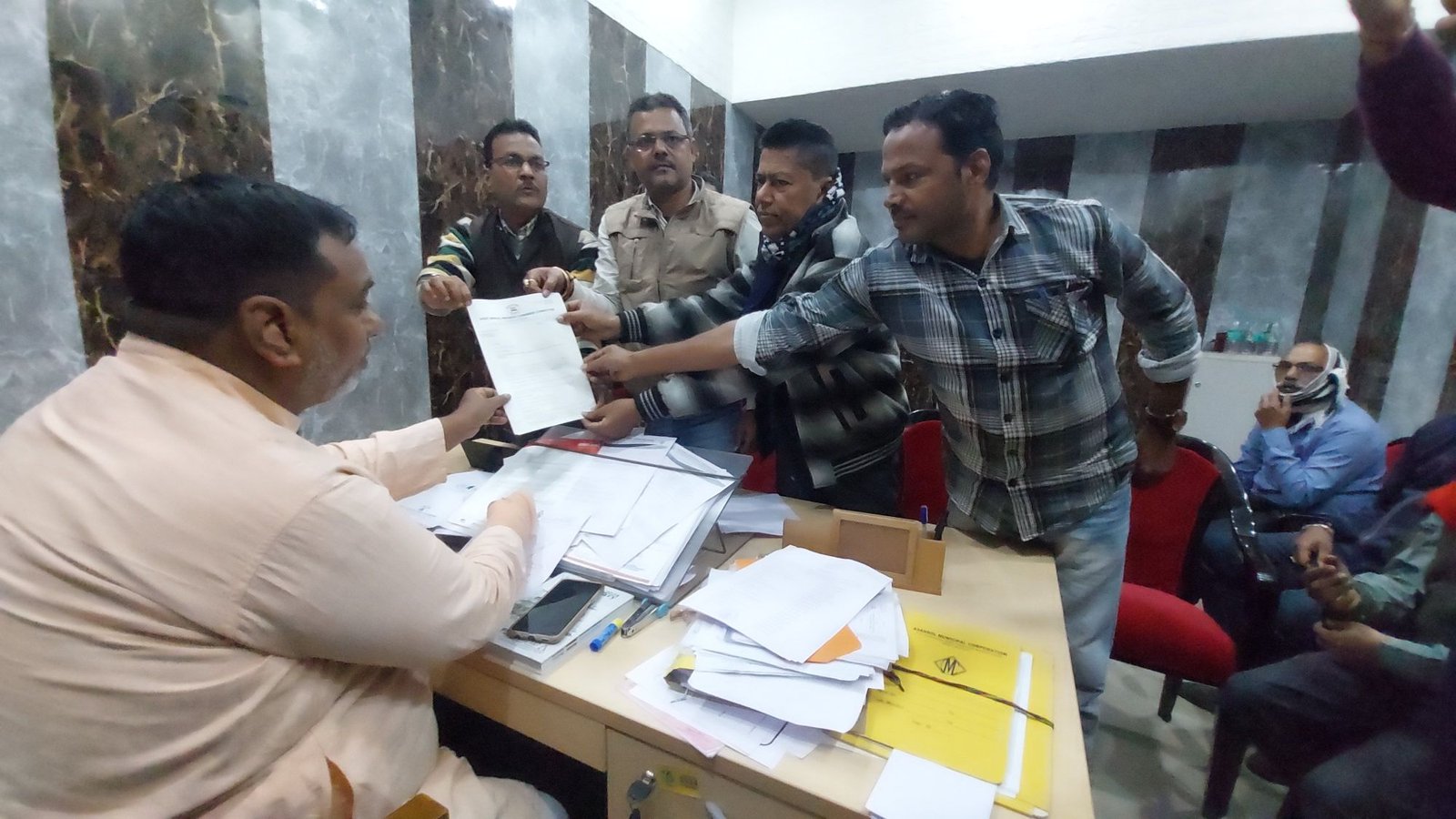 आसनसोल नगर निगम में पानी का नल खोलने वाले कर्मियों की वेतन वृद्धि ईएसआई और यूनिफॉर्म की मांग करते हुए आज कांग्रेस की तरफ से गिरजा मोड़ से लेकर आसनसोल नगर निगम तक एक रैली निकाली गई