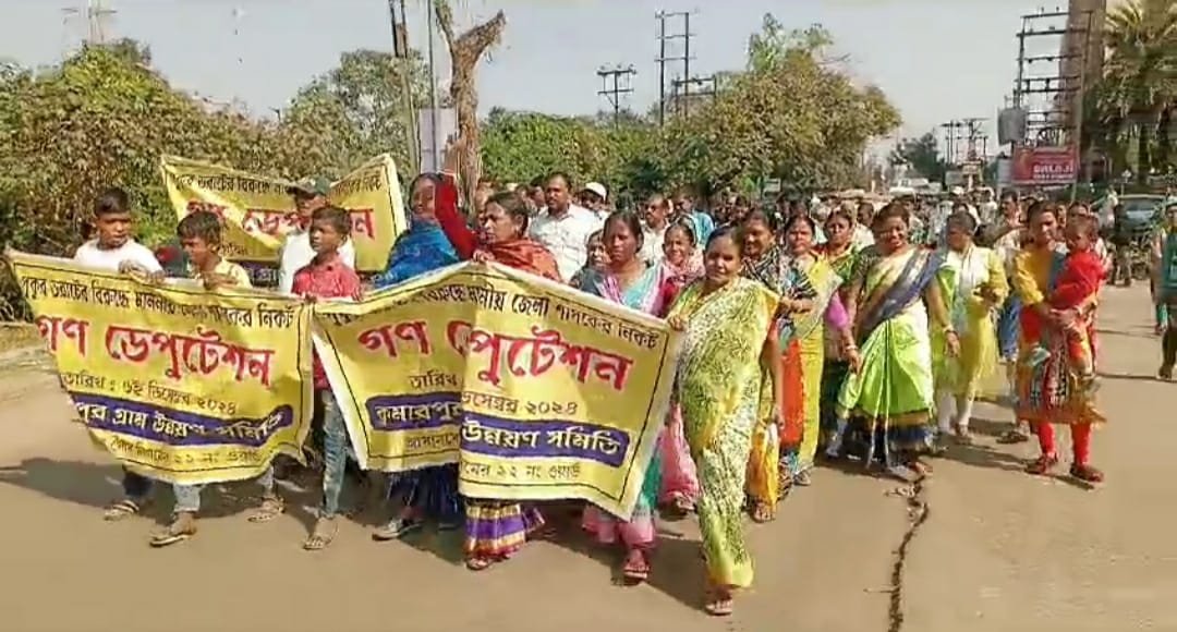 সর্ব্বসাধারনের ব্যাবহার করা পুকুর ভরাটের প্রতিবাদে জেলা শাসক দপ্তরে বিক্ষোভ গ্রামবাসীদের।
