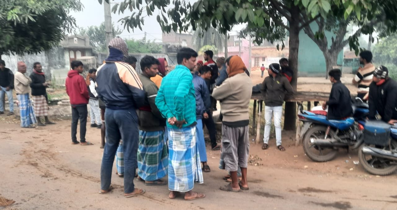 কয়েক মাস ধরে পানীয়জলের সংকট / রাস্তা অবরোধ করে বিক্ষোভ চুরুলিয়ায় গ্রামে