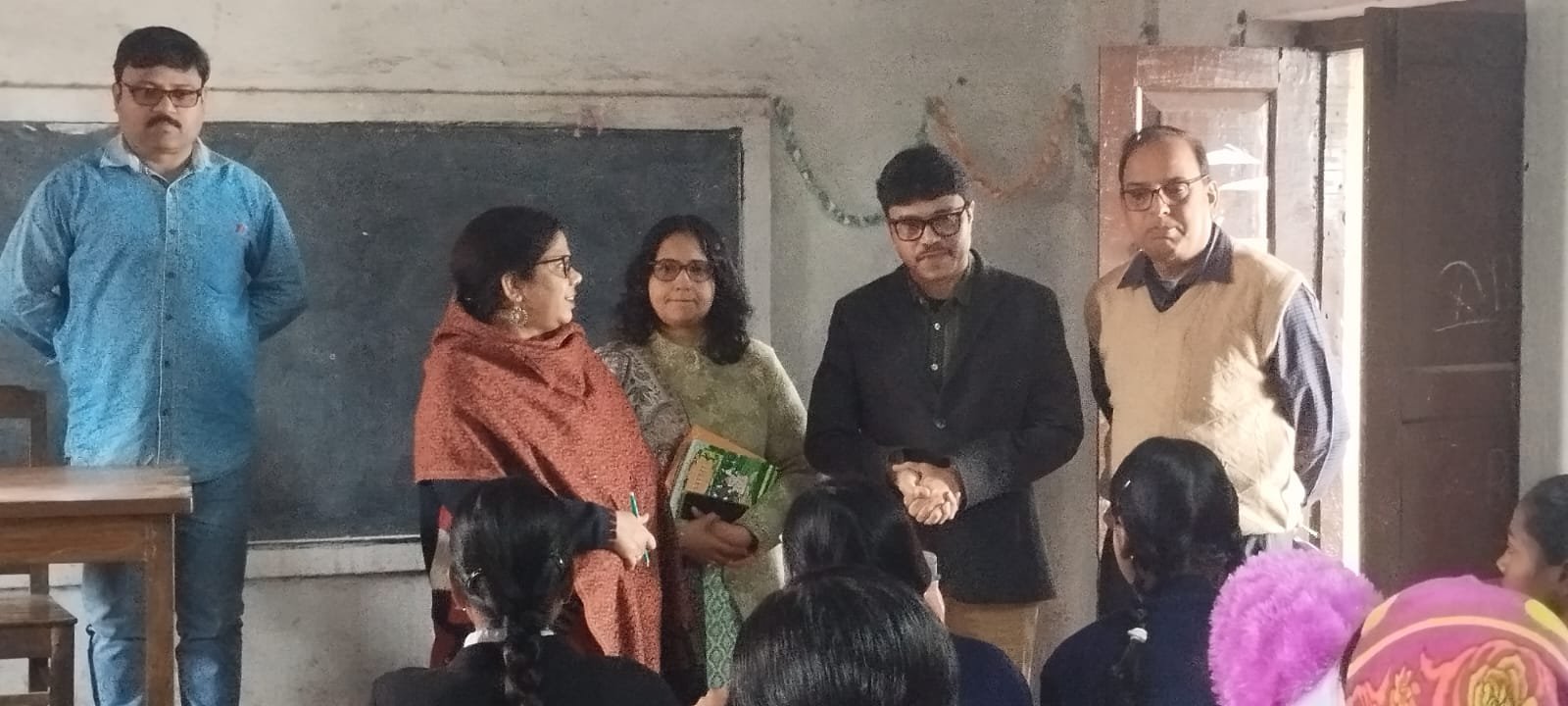 বার্নপুরের স্কুলে মিড ডে মিল পরিদর্শনে আসানসোলের মহকুমাশাসক, কথা পড়ুয়াদের সঙ্গেও