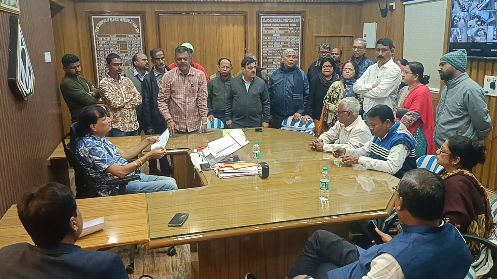 आज नव अनन्या कॉम्प्लेक्स के लोगों ने मेयर विधान उपाध्याय से मुलाकात की।