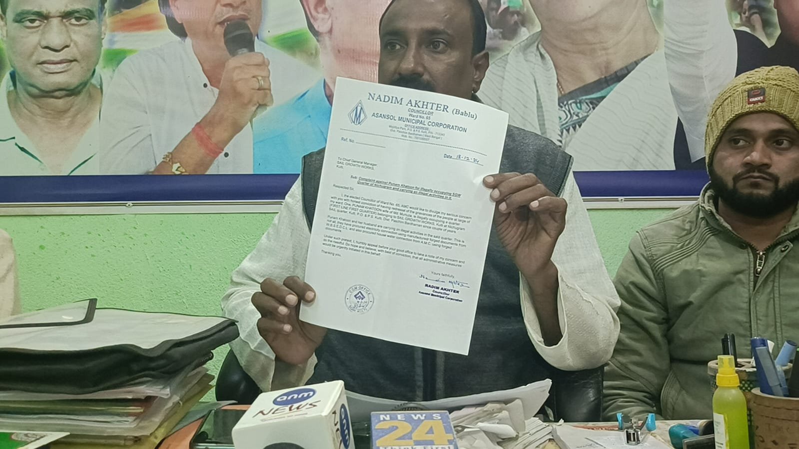 इसको क्वाटर मे पानी कनेक्शन को लेकर तृणमूल मे दो फांड़ आमने सामने हुए टीएमसी के पार्षद व पूर्व पार्षद