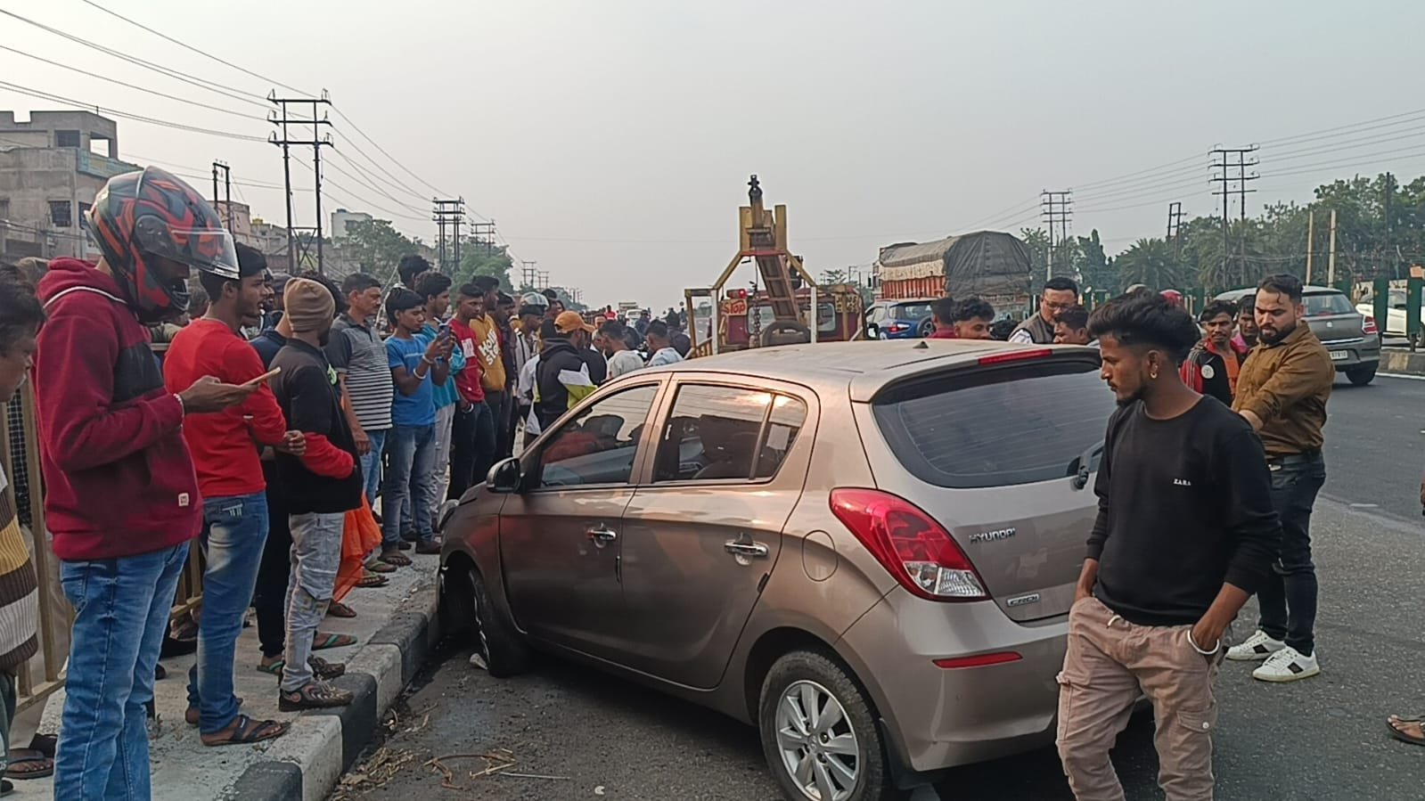 আসানসোলে ১৯ নং জাতীয় সড়কে উলটানো চারচাকা গাড়ি, অল্পের জন্যে রক্ষা চালক ও যাত্রীর।