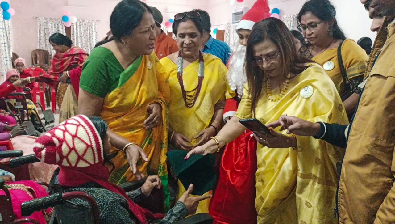 आसनसोल महिला उद्योग की तरफ से आज बर्नपुर के एक चेशायर होम में दिव्यांग लोगों के साथ समय बिताया