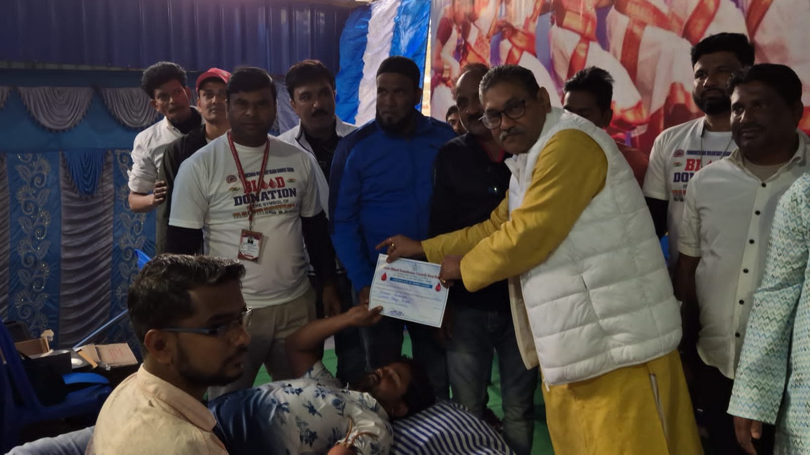 তৃণাঙ্কুর উৎসবে ” নজীর / হিন্দুদের অনুষ্ঠানে রক্তদান মুসলিম সম্প্রদায়ের মানুষজনদের