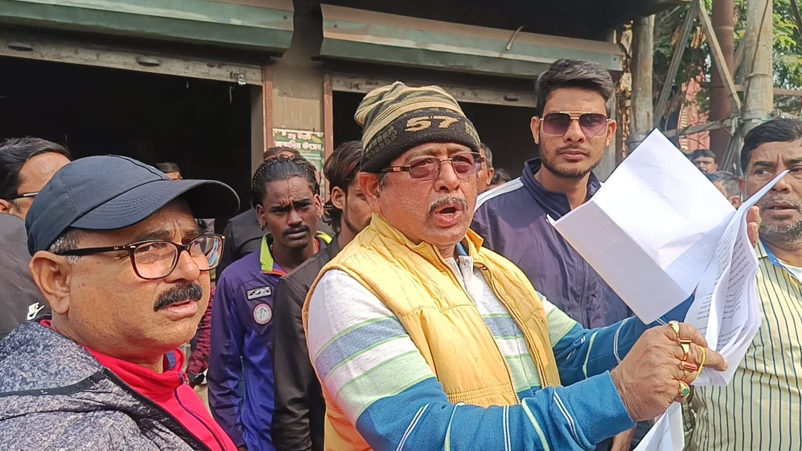 কাঠগড়ায় আসানসোলে তৃনমুলে শ্রমিক সংগঠনের নেতা / পুরনিগমের লিজ নেওয়া দোকান দখল নিতে মালিককে বাধা দেওয়ার অভিযোগ, উত্তেজনা