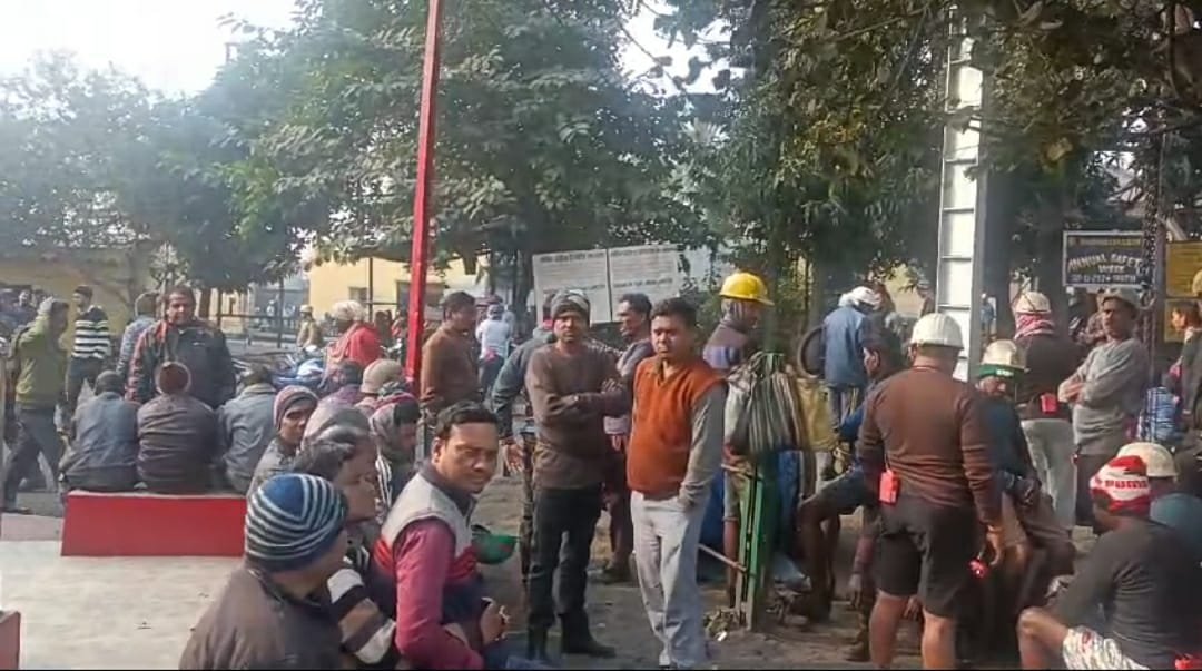 অধিগ্রহণ না করে, জমিতে জল ফেলে রাখার অভিযোগ ইসিএলের বিরুদ্ধে / রানিগঞ্জে কয়লাখনি বন্ধ করে গ্রামবাসীদের বিক্ষোভ