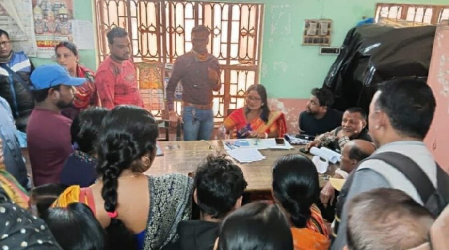 পশ্চিম বর্ধমান জেলা /পানীয় জলের দাবিতে উখড়া গ্রাম পঞ্চায়েতে বিক্ষোভ, প্রধানকে স্মারক লিপি