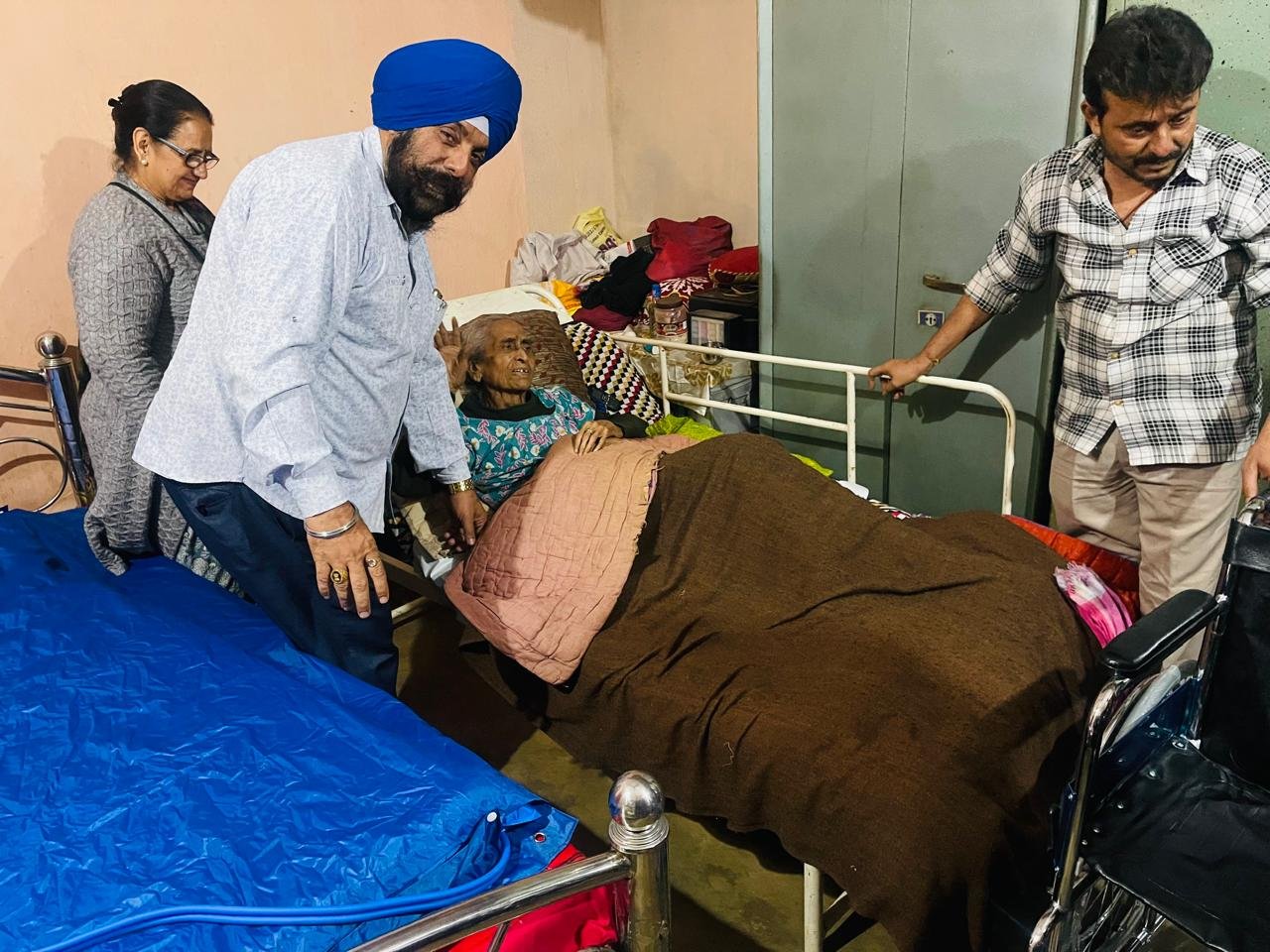 सिख वेलफेयर सोसायटी ने मानवता की सेवाजरूरतमंद बुजुर्ग मरीज को व्हीलचेयर और एयर बेड प्रदान : सुरजीत सिंह मक्कड़