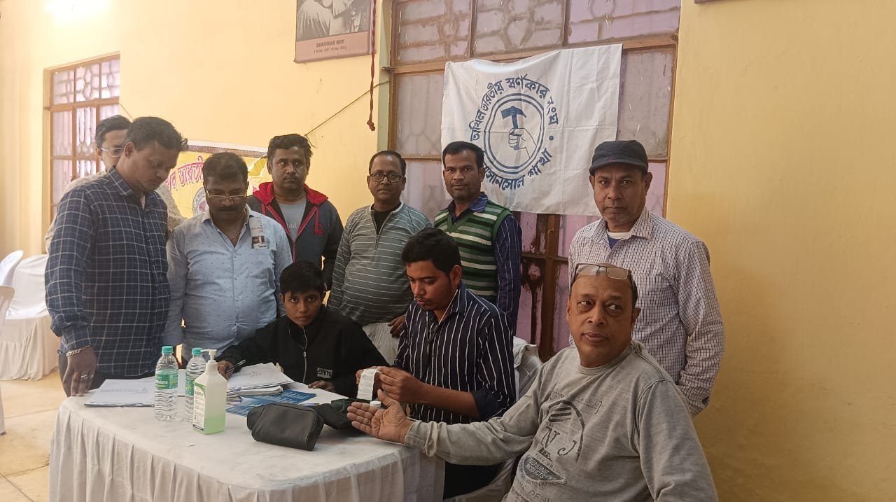 आज आसनसोल के घाटी गली में अखिल भारतीय स्वर्णकार संघ की तरफ से निशुल्क स्वास्थ्य जांच शिविर का आयोजन किया गया।